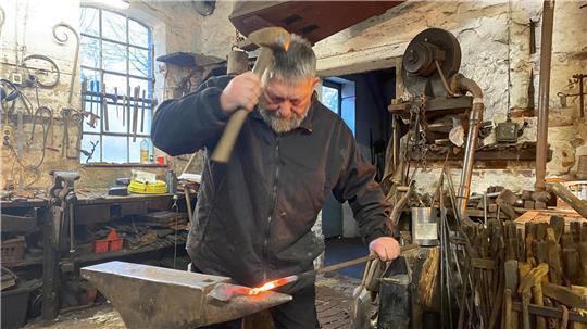 Auf einen Schlag Entspannung: Beim Schmieden lässt Martin Porsche die Seele baumeln.