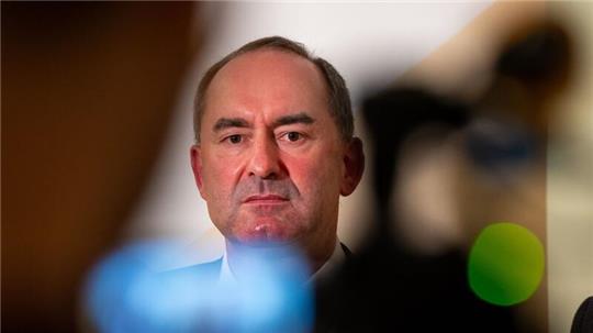 Auf einen ehemaligen Lehrer von Hubert Aiwanger könnte Ärger zukommen.