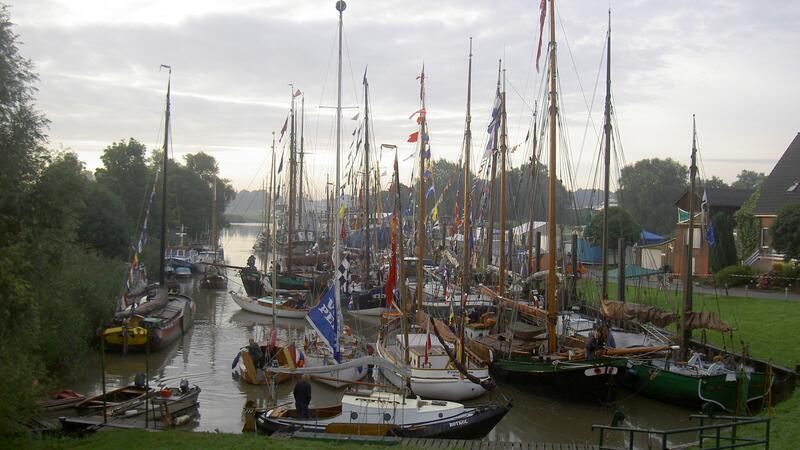 Auf einen vollen Hafen freuen sich die Wischhafener, wie hier bei einem früheren Hafenfest.