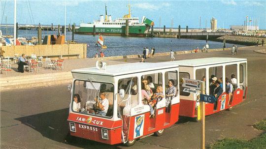 Auf einer Ansichtskarte wurde Jürgen Werner sogar mit seiner Frau Renate abgebildet, die ihn gerade im Fährhafen besuchte. Hinten die damalige Elbe-Fähre. 