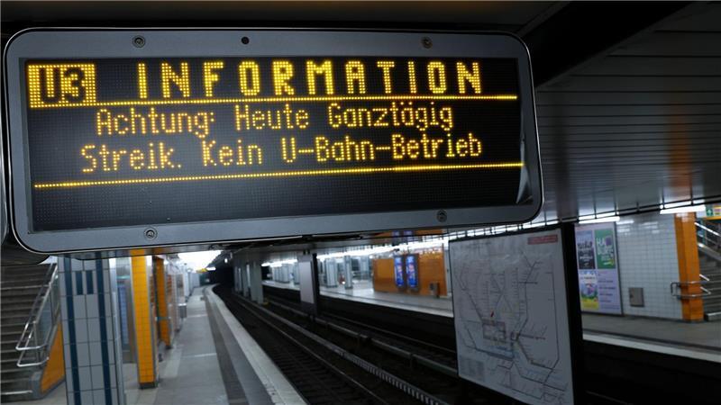 Auf einer Anzeigetafel am Bahnsteig der U-Bahnhaltestelle Schlump steht «Achtung: Heute Ganztägig Streik. Kein U-Bahn-Betrieb».