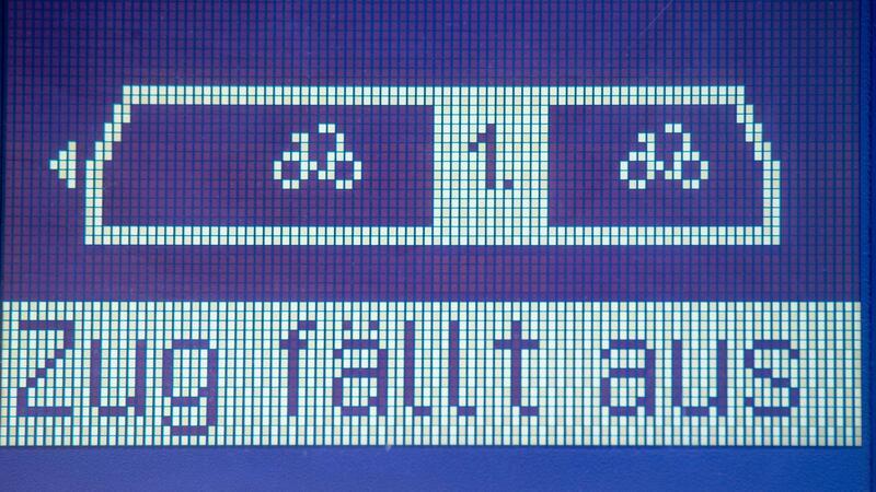 Auf einer Anzeigetafel im Bahnhof Neubrandenburg steht „Zug fällt aus“.