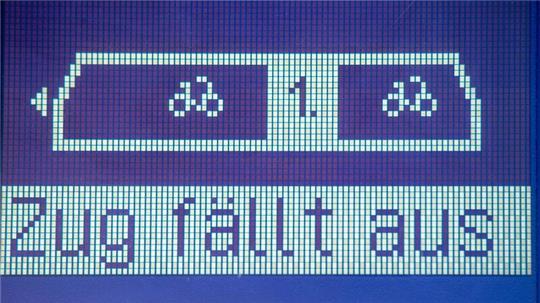 Auf einer Anzeigetafel im Bahnhof Neubrandenburg steht „Zug fällt aus“.