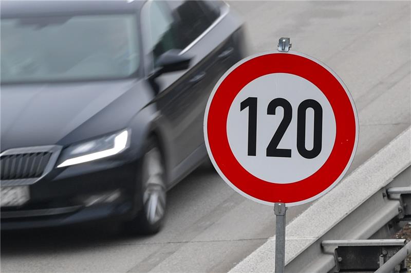 Auf einer Autobahn steht ein Schild zur Höchstgeschwindigkeit von 120 Stundenkilometern. Foto: Patrick Pleul/zb/dp