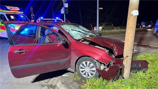 Auf einer B73-Kreuzung in Buxtehude ist ein Auto mit einer Ampel zusammengestoßen.