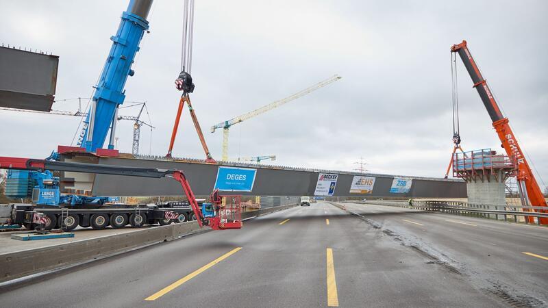 A7 und Elbtunnel nach langer Sperrung wieder befahrbar Auf einer Baustelle an der A7 wird ein sogenannter Überflieger eingesetzt.