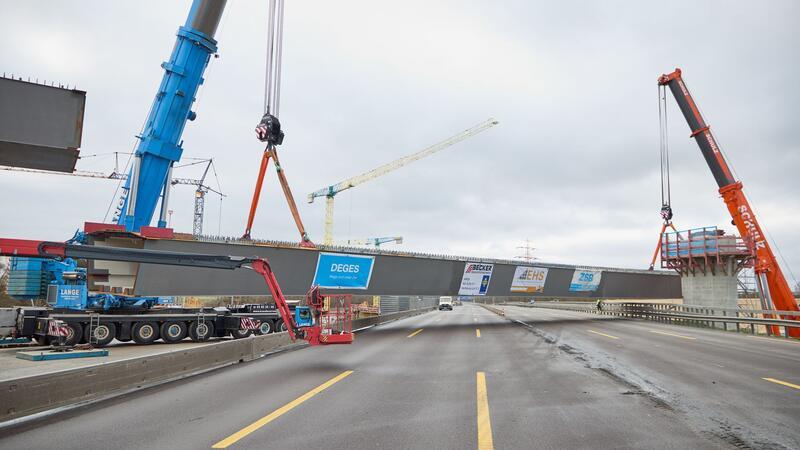 Auf einer Baustelle des neuen Autobahnkreuzes wird ein sogenannter Überflieger eingesetzt. Hier kommt später der Verkehr aus Richtung Stade an.