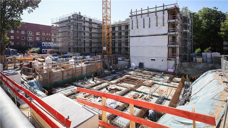 Deutlicher Anstieg an Baugenehmigungen für Wohnungen Auf einer Baustelle in Hamburg-Rothenburgsort dauern Arbeiten an.