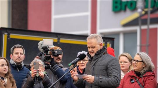 Auf einer Demonstration unmittelbar vor der Verhandlung betonte der Gynäkologe Joachim Volz, Schwangerschaftsabbruch sei eine „höchstpersönliche Entscheidung der Mutter“. 