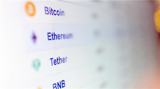 Auf einer Finanzwebseite sind verschiedene Kryptowährungen zu sehen.