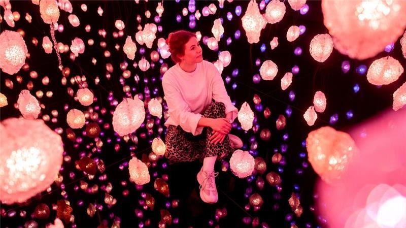 Auf einer Fläche von 160 Quadratmetern hängen fast 3.000 LED-Lichter von der Decke.