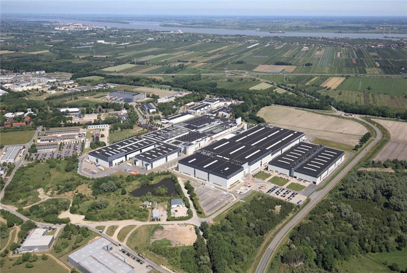 Auf einer Fläche von 378.100 Quadratmetern produziert Airbus in Stade Seitenleitwerke, Rumpfschalen und andere Flugzeugteile. Nun soll eine 12,5 Hektar große Fläche am Werksgelände hinzukommen. Foto: Airbus