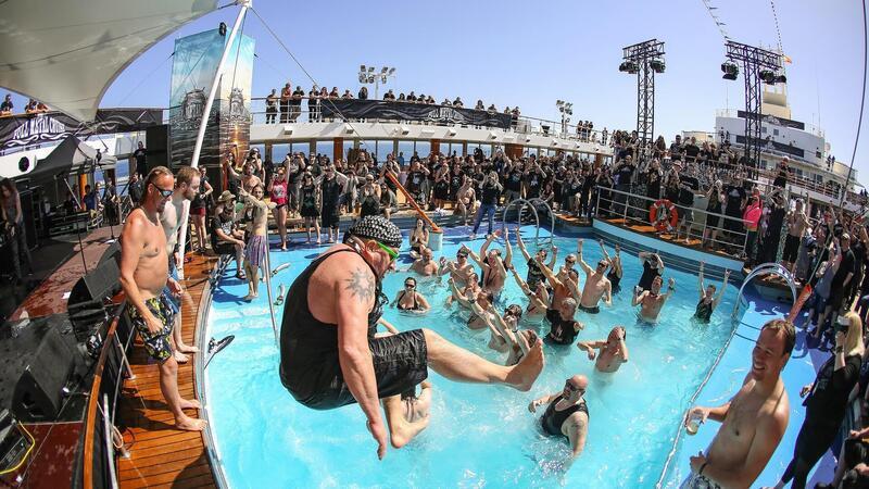 Von Jeckliner bis Tätowier-Kreuzfahrt: Bremerhaven setzt neue Seefahrt-Trends Auf einer Full Metal Cruise geht es häufig ausgelassener zu - aber auch sehr kollegial und friedlich.