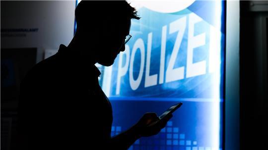 Auf einer Hamburger Polizeiwache soll ein Mann seine Kolleginnen in den Wasch- und Duschräumen gefilmt haben. (Symbolbild)
