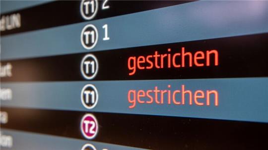 Auf einer Info-Tafel am Flughafen BER werden Flugausfälle angezeigt. Ein Großteil der Anträge bei der SÖP bezog sich 2023 wie üblich auf den Luftverkehr.