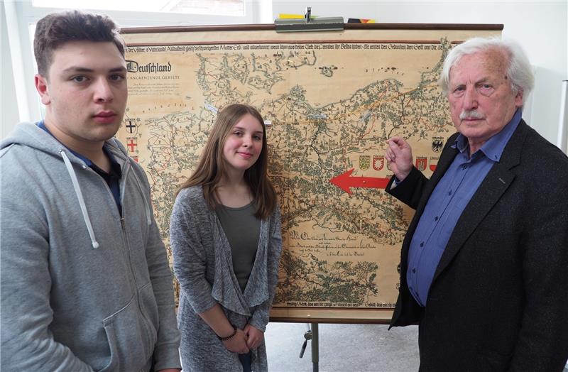 Auf einer Karte zeigt Autor Arno Surminski den Neuntklässlern Leonie Langhans und Gökhan Beykoz die Fluchtroute aus Ostpreußen. Foto Martens