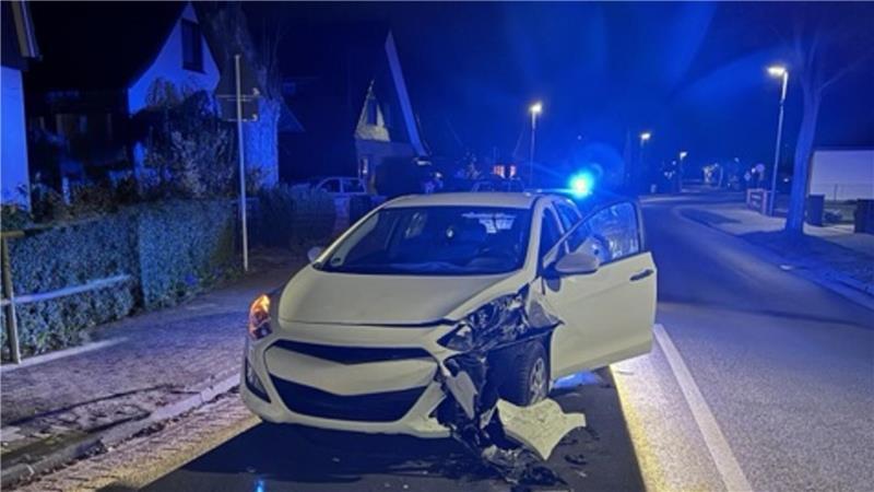 Auf einer Kreuzung in Spaden sind zwei Autos zusammengekracht, ein Fahrer flüchtet.