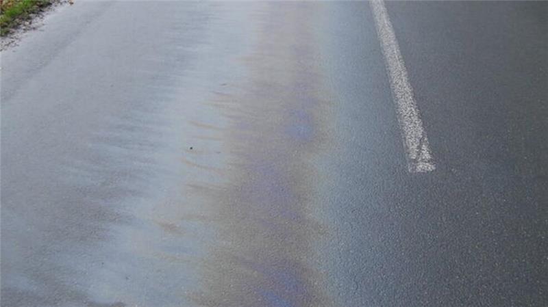 Auf einer Länge von etwa acht Kilometern ist die B495 und die Straße Achthöfen stark mit Öl verschmutzt. Die Straßenmeisterei, Feuerwehren und eine Fachfirma sowie die Untere Wasserbehörde sind im Einsatz.