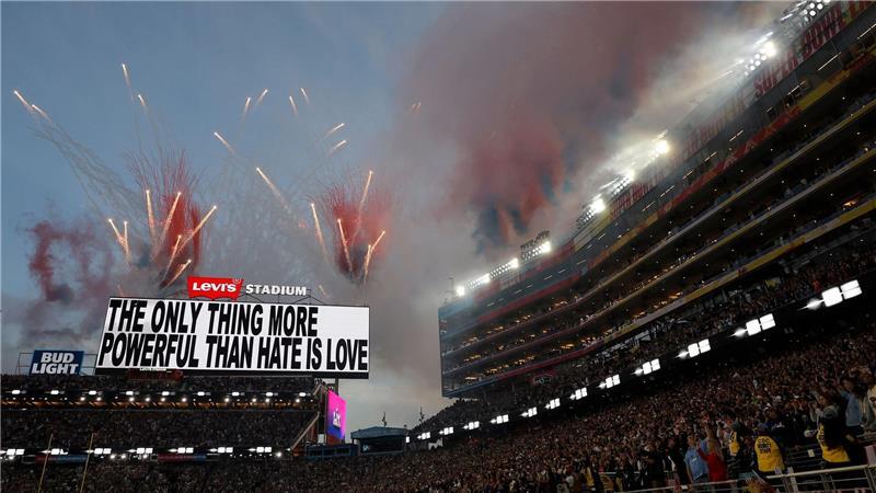 Auf einer Leinwand stand: „Das Einzige, was mächtiger ist als Hass, ist Liebe.“ 