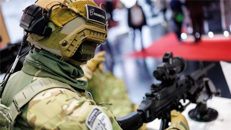 Auf einer Messe wird eine Puppe ausgestellt, die die Rheinmetall-Gladius-Kampfausrüstung von Rheinmetall trägt.