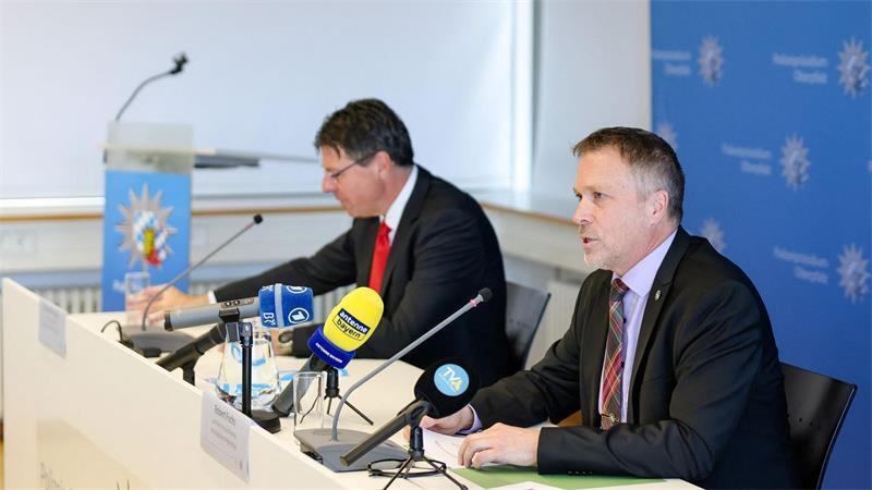 Nach 19 Jahren wohl Knochen von Kerstin Lee Langley gefunden Auf einer Pressekonferenz zum Vermisstenfall gaben der leitende Kriminaldirektor Robert Fuchs (rechts im Bild) und Oberstaatsanwalt Thomas Rauscher Details zur Ausgrabung bekannt.