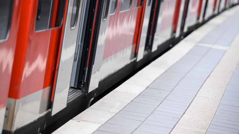 Auf einer Sitzbank in einer Hamburger S-Bahn fanden Fahrgäste einen verdächtigen Gegenstand. (Symbolbild)