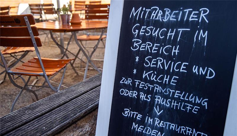 Auf einer Tafel vor einem Restaurant wird nach Mitarbeitern für den Service- und Küchenbereich gesucht. Im Kreis Stade gab es noch nie so viele freie Stellen wie jetzt (Symbolbild). Foto: Jens Büttner/dpa-Zentralbild/dpa