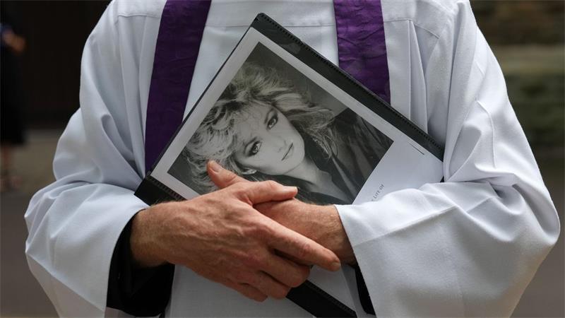 Auf einer Trauerfeier verabschiedeten sich Freunde und Familie von der Sängerin Bonnie Tyler. 