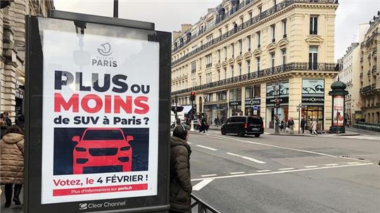 Auf einer Werbetafel informiert die Stadt Paris über eine Bürgerbefragung zu erhöhten Parkgebühren für SUV.
