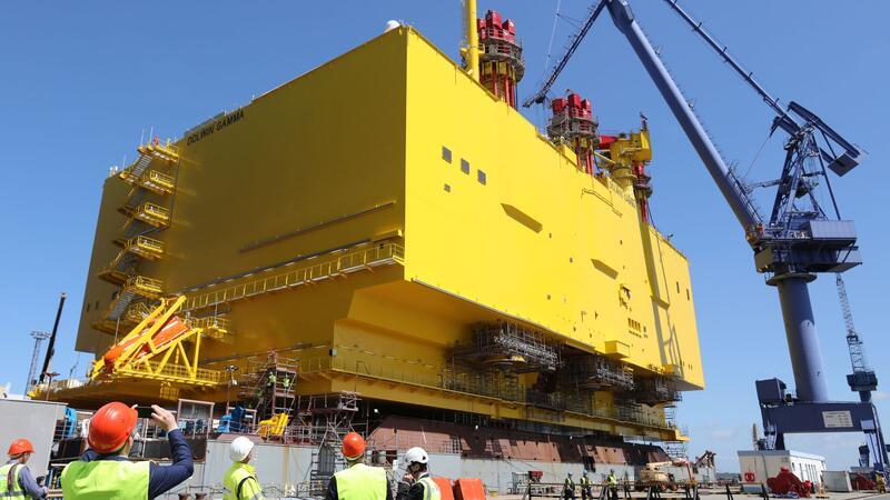 Habeck: Mehr als 130 Konverterplattformen in Europa benötigt Auf einer Werft in Rostock schwimmt eine Offshore-Konverterplattform im Dock.