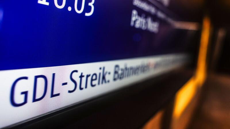 Auf einer elektronischen Anzeigetafel wird auf den GDL-Streik hingewiesen.