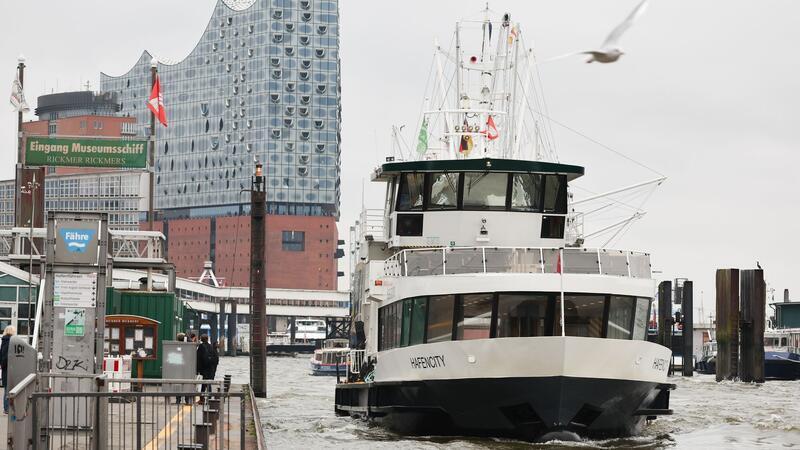 Hadag nimmt direkte Fährlinie nach Hamburg-Finkenwerder in Betrieb Auf einer neuen Fährlinie können Fahrgäste jetzt ohne Zwischenstopp von den St. Pauli Landungsbrücken nach Finkenwerder und zurück schippern.