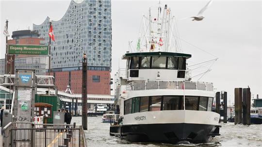 Auf einer neuen Fährlinie können Fahrgäste jetzt ohne Zwischenstopp von den St. Pauli Landungsbrücken nach Finkenwerder und zurück schippern.