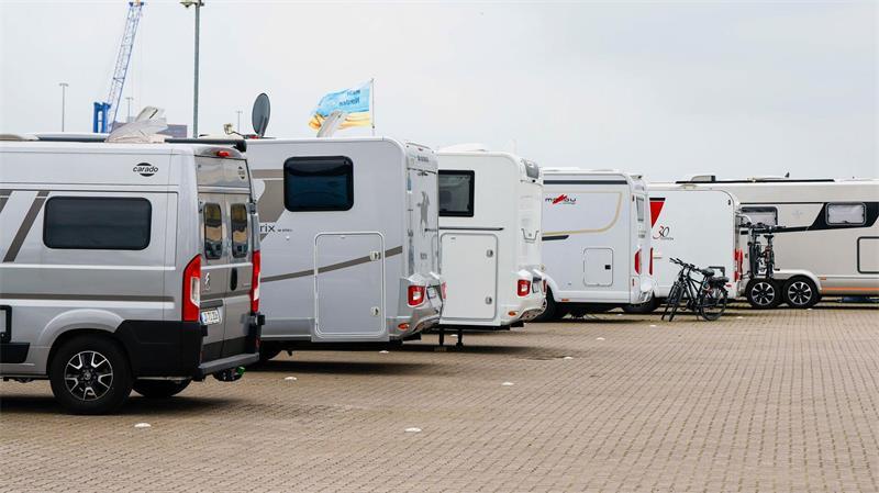 Auf einigen Wohnmobil-Stellplätzen müssen Urlauber in Schleswig-Holstein, Mecklenburg-Vorpommern und Niedersachsen in diesem Jahr mehr zahlen. (Symbolbild)