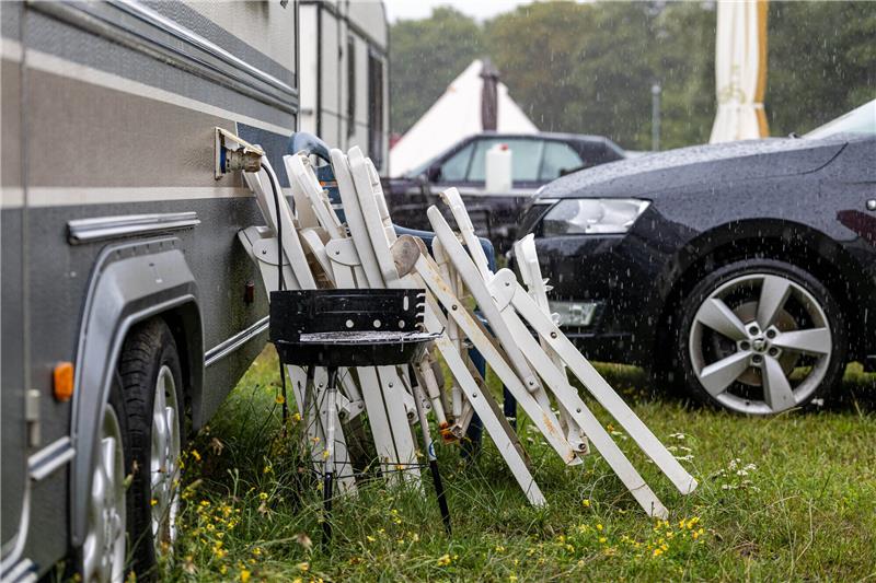 So kommen Auto und Wohnmobil wieder aus dem Matsch Auf ergiebigen Regen folgt oft Matsch. Manchmal stecken Fahrzeuge darin fest. Wie lässt sich das Gefährt wieder befreien? Foto: Christian Lademann/dpa/dpa-tmn