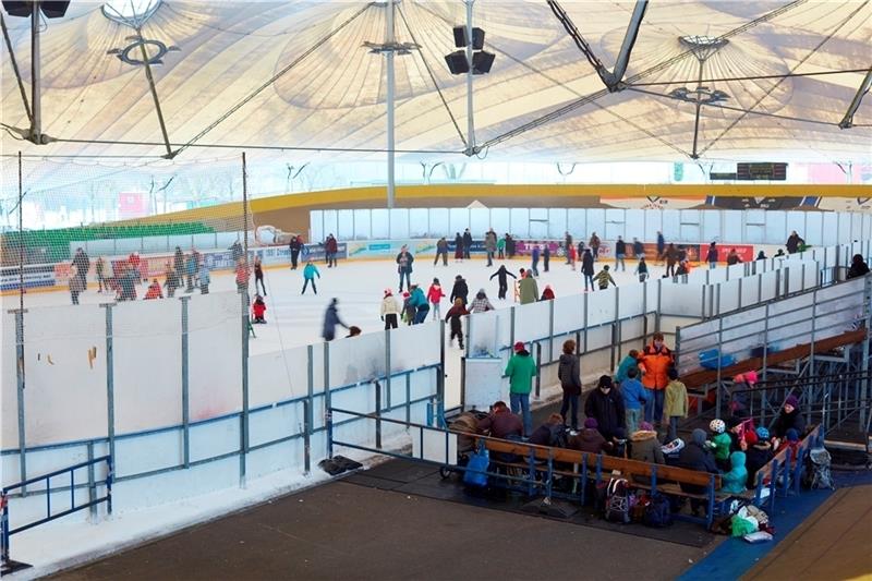 Auf etwa 1800 Quadratmetern Eisfläche können Besucher in Stellingen ihre Runden drehen.