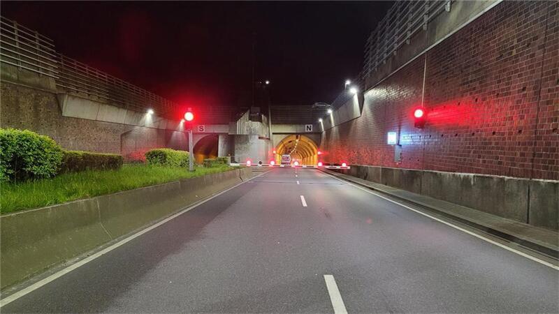 Auf geschlossene Schranken in der nächsten Woche müssen sich die Verkehrsteilnehmer einstellen. Die beiden Röhren des Wesertunnels werden abwechselnd gesperrt werden. Foto: Landesstraßenbaumt