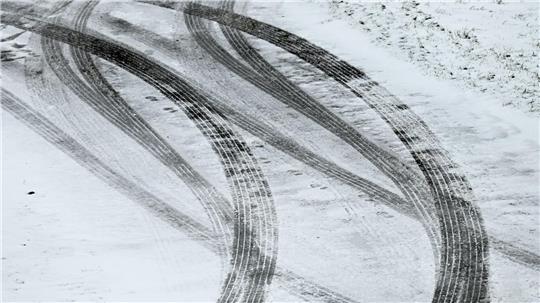 Auf glatten Straßen kam es zu zahlreichen Unfällen - etwa auf der B213 im Landkreis Cloppenburg. (Symbolbild)