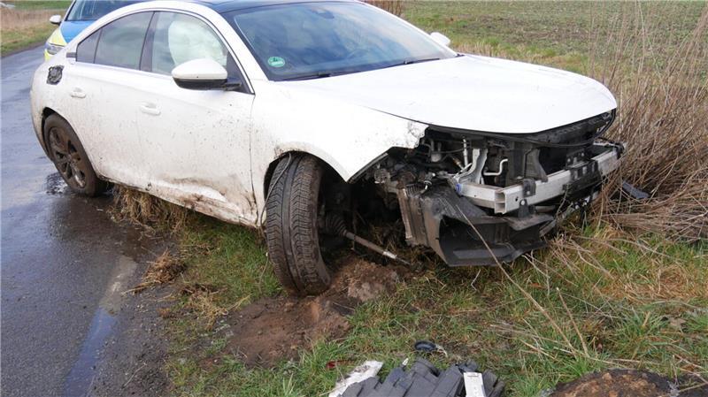 Auf glatter Straße nach einem Schnee- und Hagelschauer kommt der Fahrer des Peugeots ins Schlingern, durchfährt einen Graben und kommt an einer Feldauffahrt zum Stehen.