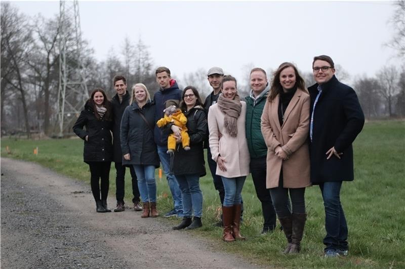Auf gute Nachbarschaft, in aller Freundschaft – in dieser Reihenfolge werden sie am Burgbeckkanal bauen (von rechts): Kay und Saskia Wenning, Lennart und Melanie Tiedemann, Patrick und Anna von der Geest, Thorben und Sina Stüven und Michele