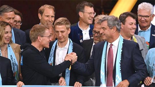 Auf gute Nord-Süd-Zusammenarbeit: Schleswig-Holsteins Ministerpräsident Daniel Günther, Münchens Oberbürgermeister Dominik Krause und Bayerns Ministerpräsident Markus Söder beglückwünschen sich (l-r).