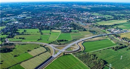 Auf ihrem Weg entlang der Hamburger Stadtgrenzen sind die Flieger auch über dem Alten Land unterwegs. (Symbolbild)