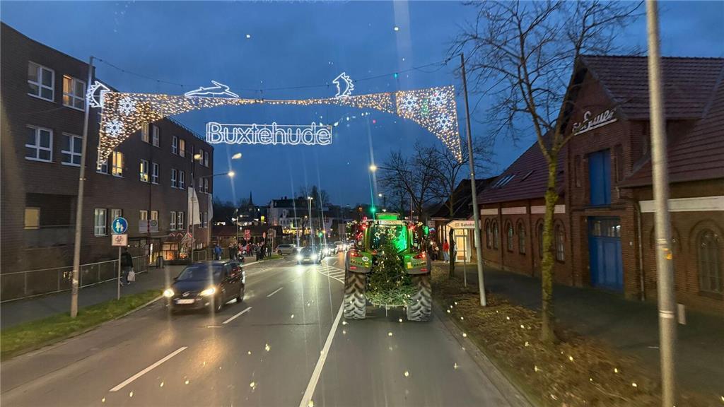 Auf ihrem Weg fuhr die Trecker-Kolonne auch durch Buxtehude. 