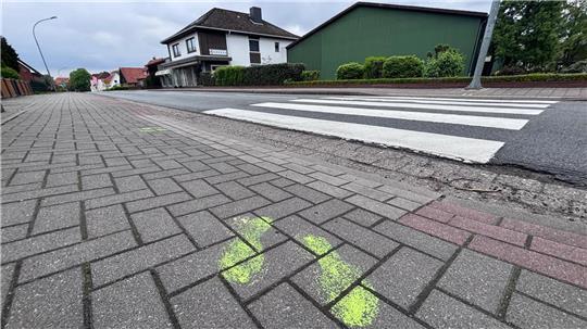 Auf ihrem Weg zur Schule nutzen viele Kinder den Zebrastreifen an dieser Stelle.