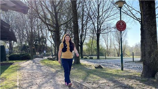 Auf ihren Wanderungen braucht Stefanie Lüdke nicht viel, nur Wasser, ein paar Nüsse und Apfelspalten. Alles findet im kleinen Laufrucksack Platz.