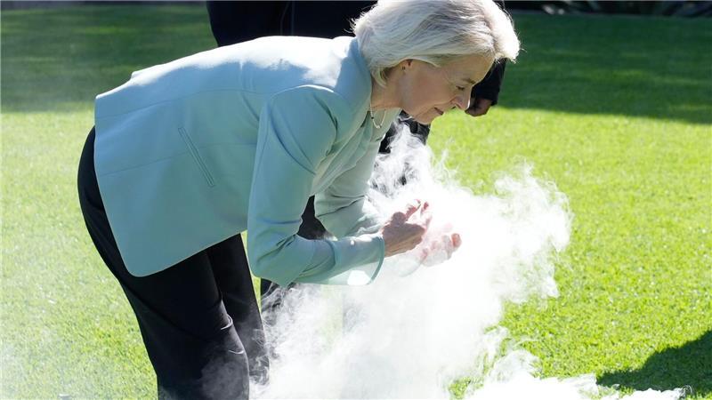 Auf ihrer Australien-Reise nahm von der Leyen auch an einer traditionellen Rauchzeremonie der Aborigines im Admiralty House in Sydney teil. Der Rauch soll unter anderem böse Geister vertreiben.