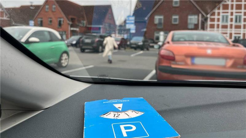 Auf immer mehr Kundenparkplätzen im Landkreis werden die Parkzeiten der Kunden überwacht - und bei Überschreiten mit Geldstrafen geahndet.