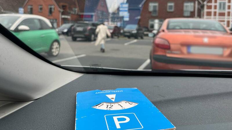 Auf immer mehr Kundenparkplätzen im Landkreis werden die Parkzeiten der Kunden überwacht - und bei Überschreiten mit Geldstrafen geahndet.