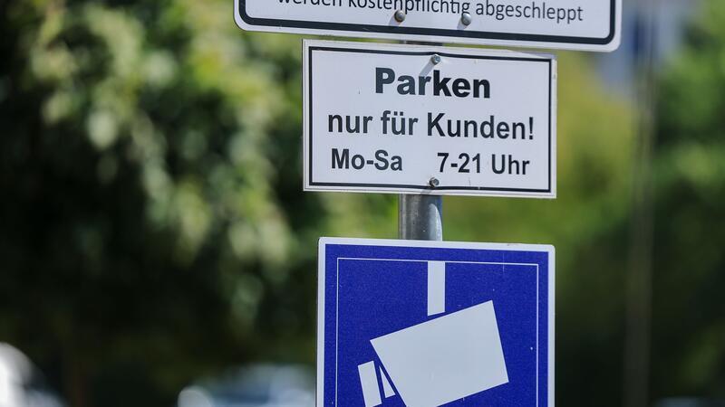 Streit um Parkraumüberwachung: diverse Beschwerden bei Verbraucherzentrale Auf immer mehr Parkplätzen, vor allem von Supermärkten, wird das Parken digital erfasst und von externen Dienstleistern abgewickelt. (Archivbild)