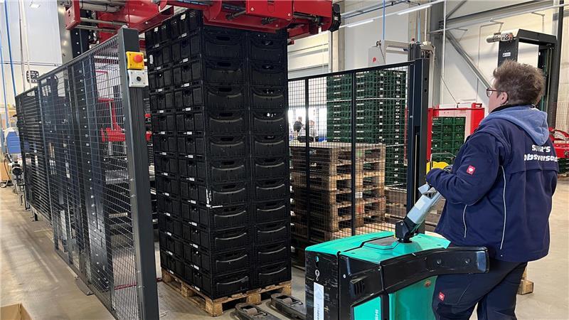 Auf in den Handel: 48 Kisten passen auf die Europalette bei Vermarkter Frank Suhr in Oederquart, gepackt wird vom Roboter.